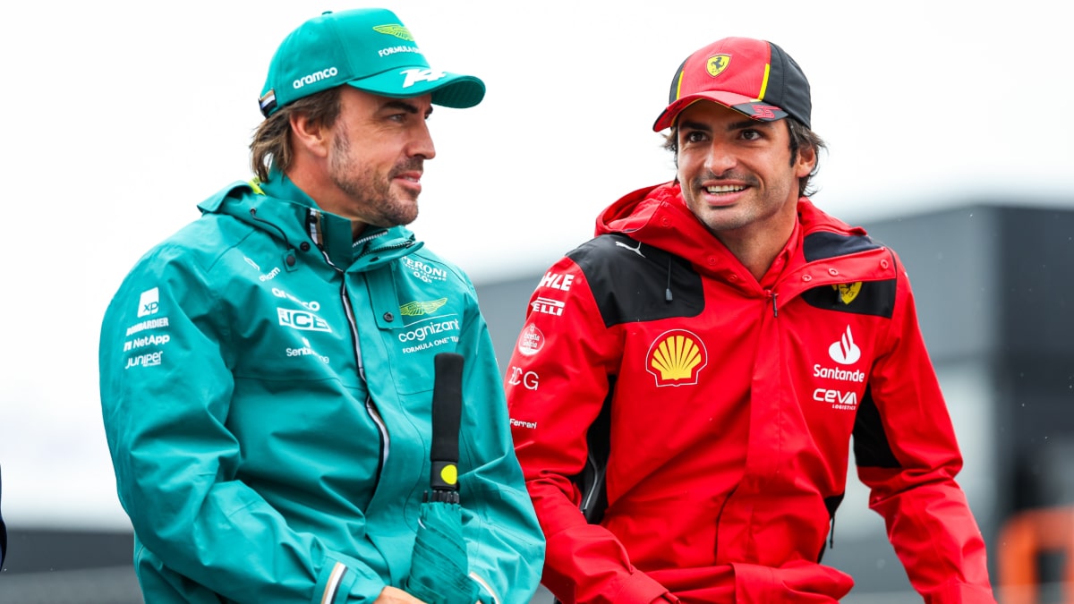 Fernando Alonso y Carlos Sainz conversan antes del Gran Premio de Países Bajos