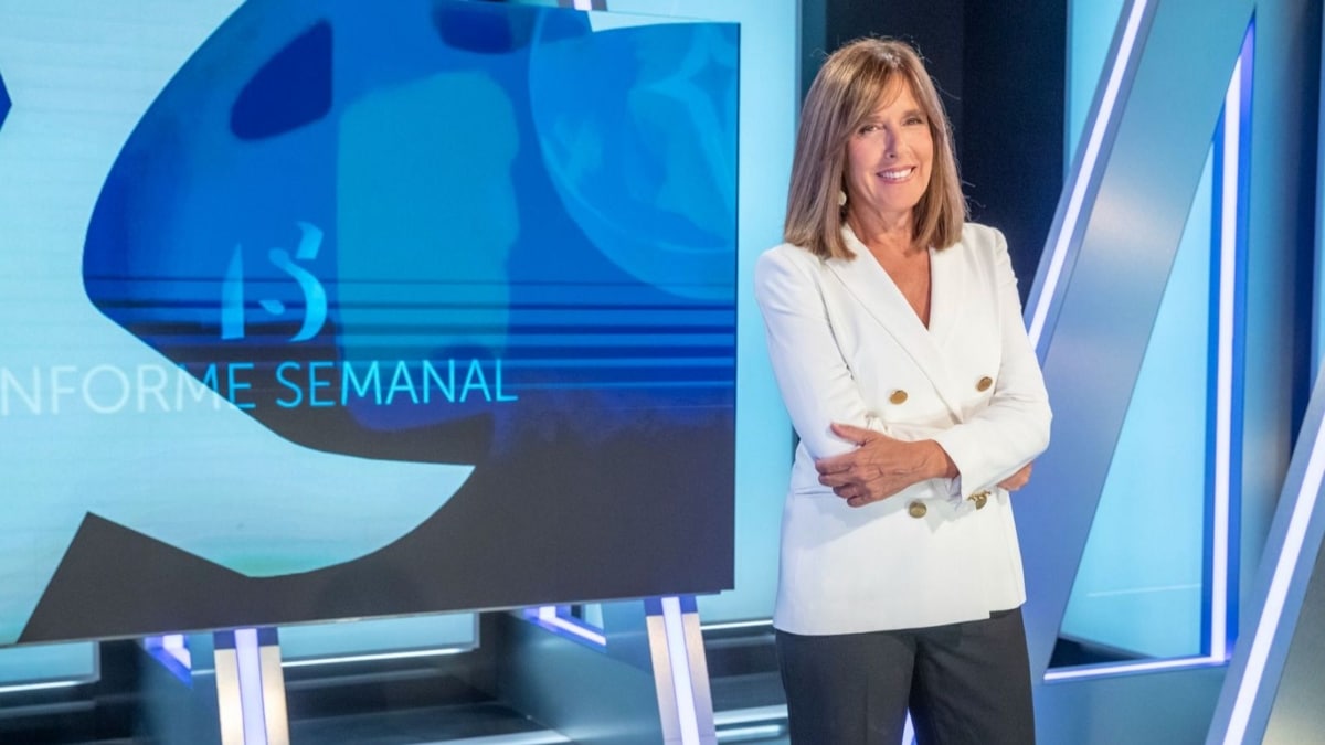 La presentadora Ana Blanco en el plató de 'Informe Semanal', su último destino profesional en RTVE.