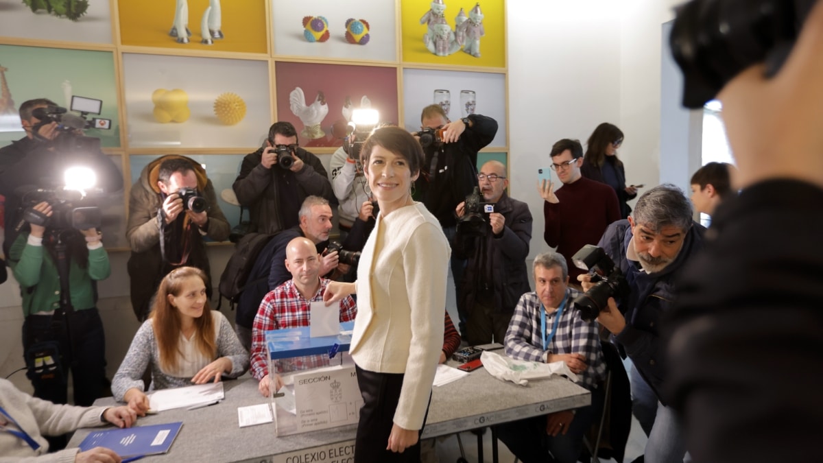La candidata del BNG a la Presidencia de la Xunta, Ana Pontón, ejerce su derecho a voto en un colegio electoral en Santiago de Compostela al comienzo de la jornada electoral en Galicia