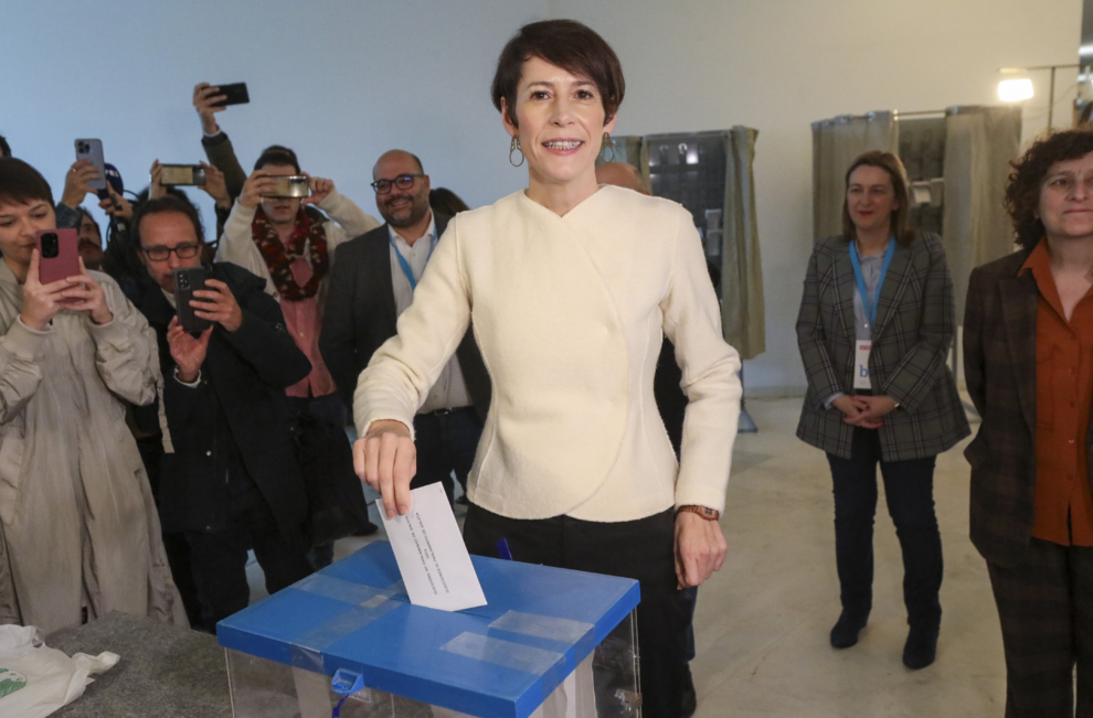 La candidata del BNG a la Presidencia de la Xunta, Ana Pontón, ejerce su derecho a voto en un colegio electoral en Santiago de Compostela 