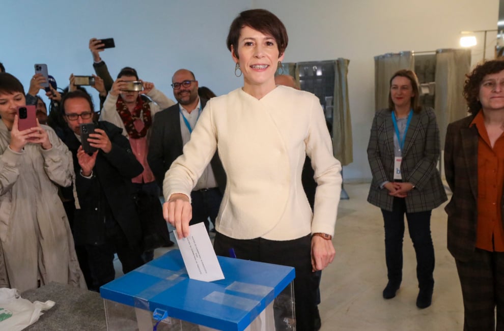 La candidata del BNG a la Presidencia de la Xunta, Ana Pontón, ejerce su derecho a voto en un colegio electoral en Santiago de Compostela 