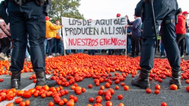 La encrucijada de la Junta con la Vuelta a Andalucía: patrocina la carrera a la vez que respalda a los agricultores