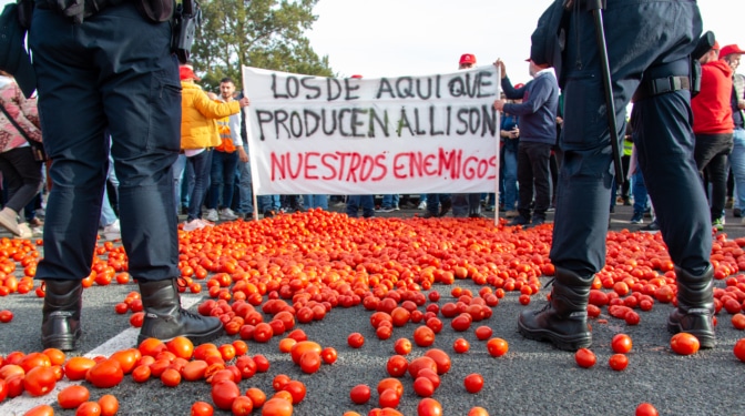 La encrucijada de la Junta con la Vuelta a Andalucía: patrocina la carrera a la vez que respalda a los agricultores