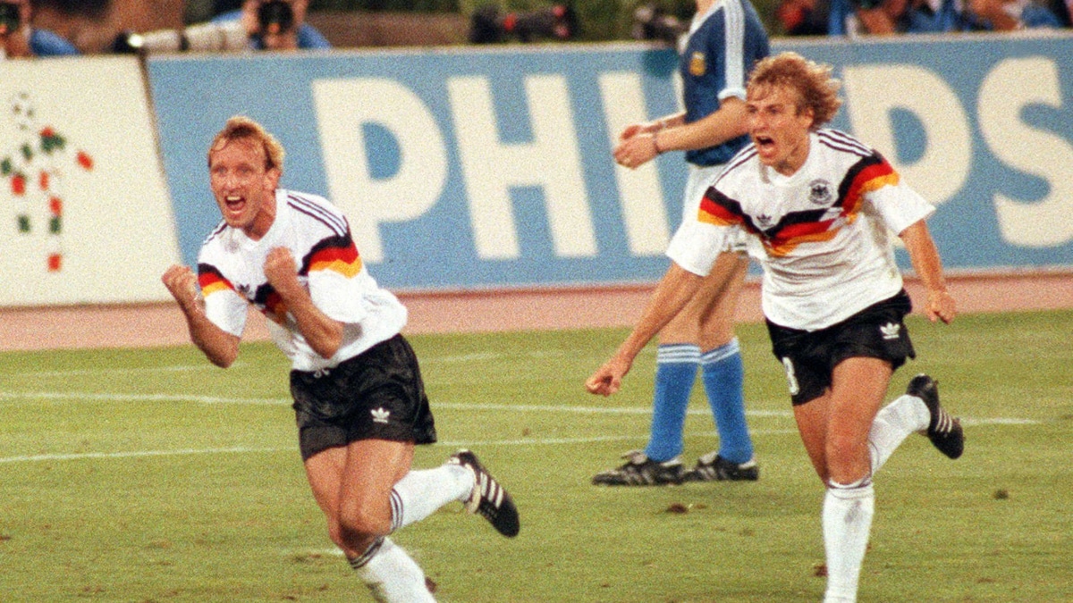 Andreas Brehme (L) and Juergen Klinsmann celebran el gol que dio el Mundial a Alemania en Italia 1990