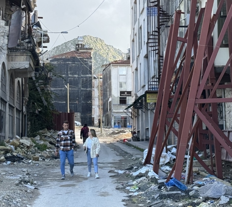 En el epicentro del terremoto de Turquía un año después: “Es como si el tiempo hubiera quedado congelado”