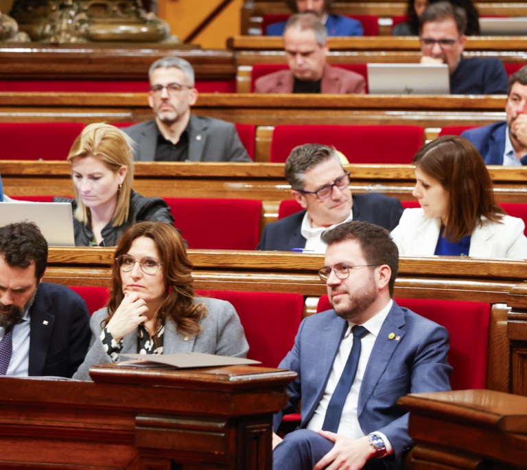 La oposición se lanza contra la gestión de la sequía de Aragonés, que promete 1.045 millones
