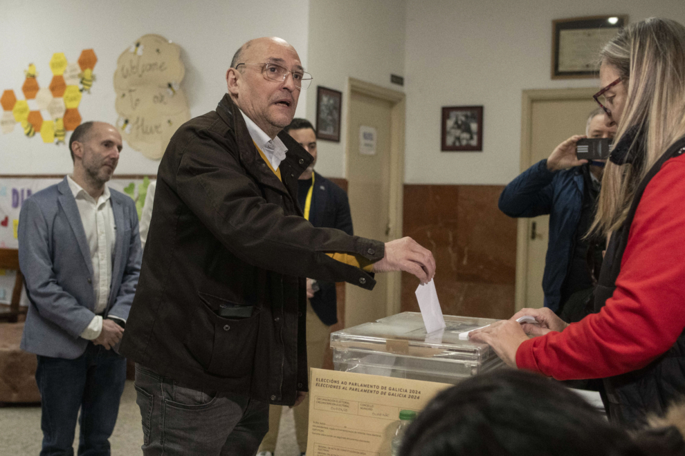 El candidato al Parlamento gallego, Armando Ojea, ejerce su derecho a voto en el colegio Cardenal Cisneros en Ourense, este domingo. 