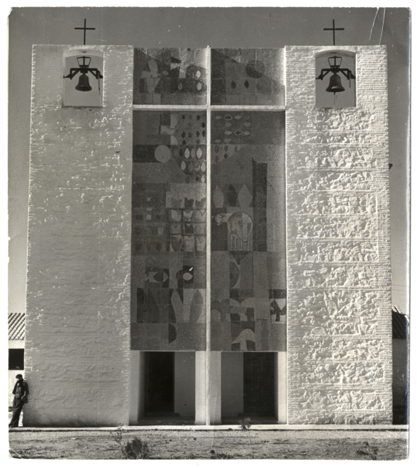 Iglesia de Villalba de Calatrava (Ciudad Real), proyectada por José Luis Fernández del Amo. Fotografía de Joaquín del Palacio, Kindel, ca.1956.