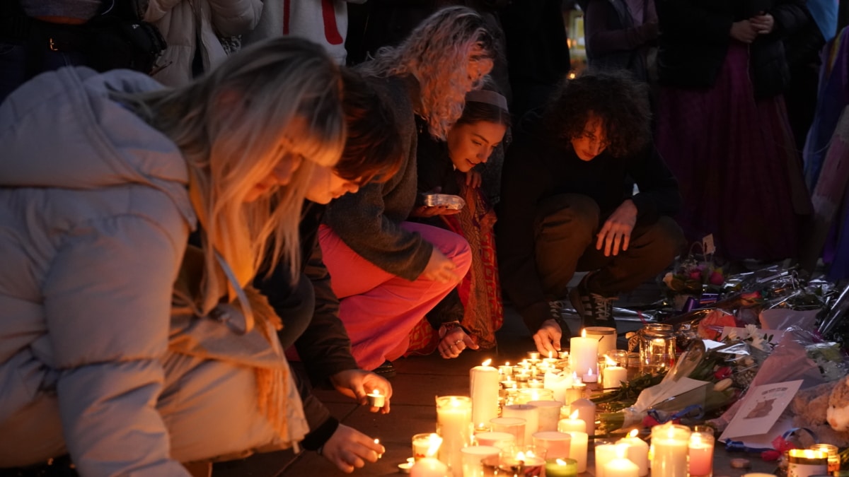 El público asiste a una vigilia con velas en Old Market Place en Warrington, en memoria de la adolescente transgénero Brianna Ghey