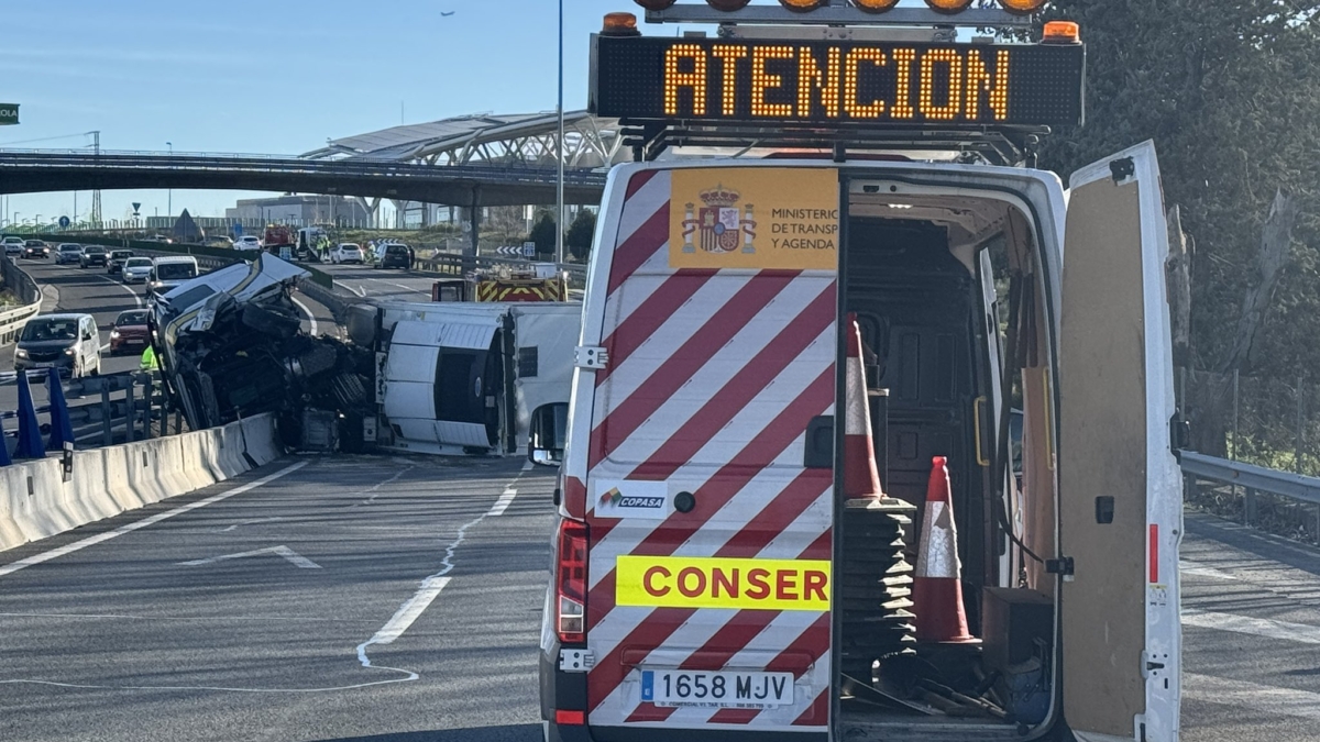 Los servicios de Emergencia trabajan en el accidente producido en la A-1