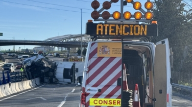 Cortada la A-1 en dirección Madrid por el vuelco de un camión