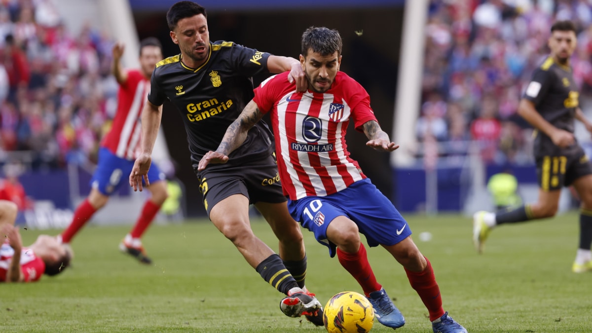 El centrocampista de la U.D Las Palmas, Javier Muñoz, y el delantero del Atlético de Madrid Ángel Correa, durante el partido correspondiente a la jornada 25 de LaLiga disputado entre el Atlético de Madrid y Las Palmas, este sábado en el estadio Civitas Metropolitano.