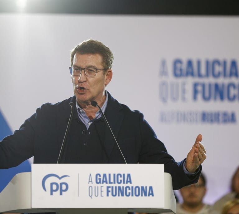 Feijóo con encuesta, con maldición o con pistola