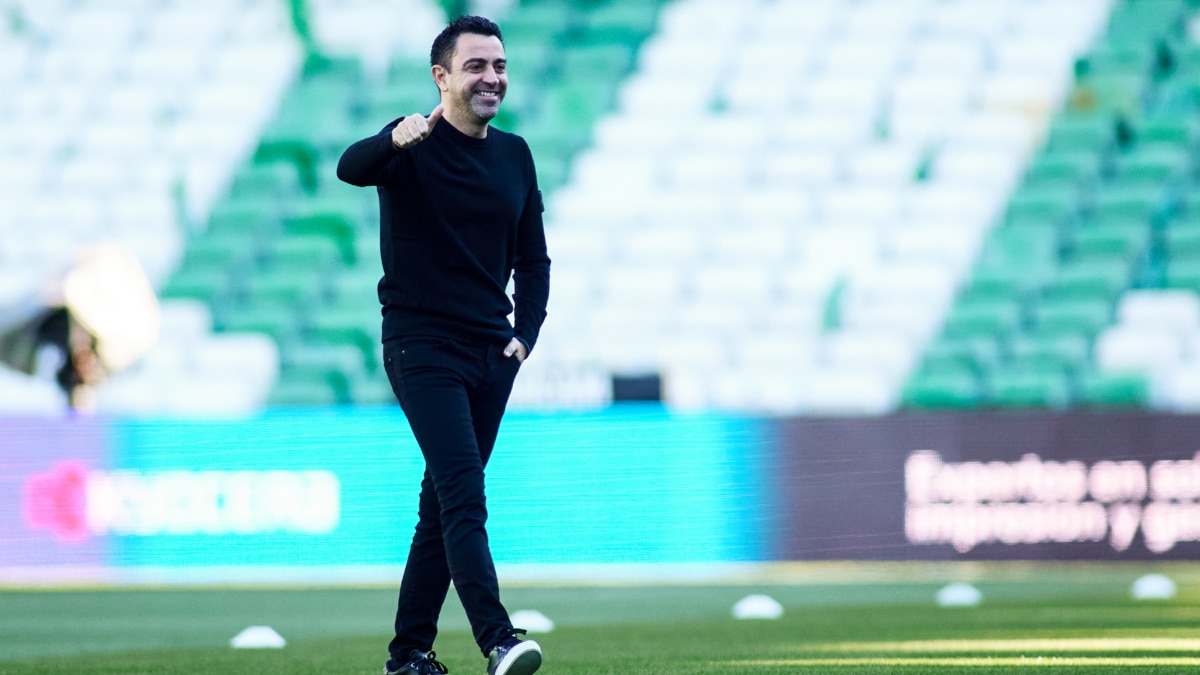 Xavi Hernandez, entrenador del FC Barcelona, sonríe antes de un partido de liga