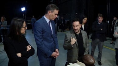 Sánchez visita con Bayona los escenarios de 'La sociedad de la nieve' para "convertir a España en el 'hub' audiovisual europeo"