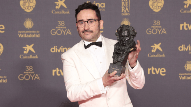 Juan Antonio Bayona con el Goya a la Mejor Dirección por 'La sociedad de la nieve'.