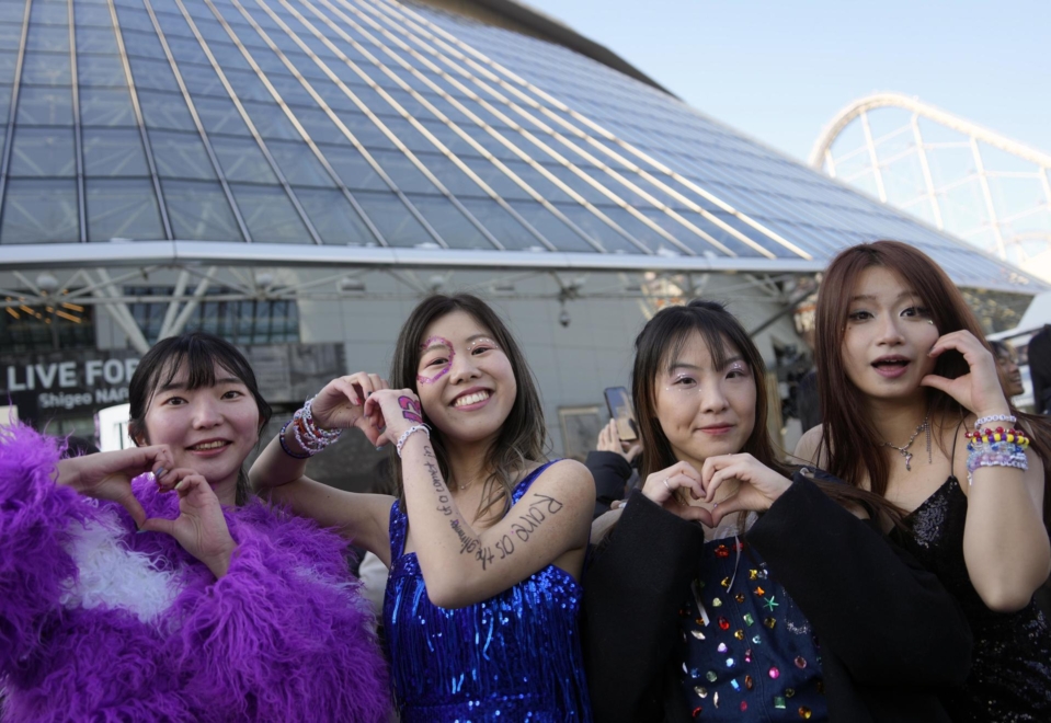 Fans de Taylor Swift esperan a la puerta de Tokyo Dome para ver su primer concierto en Asia del Eras Tour. 