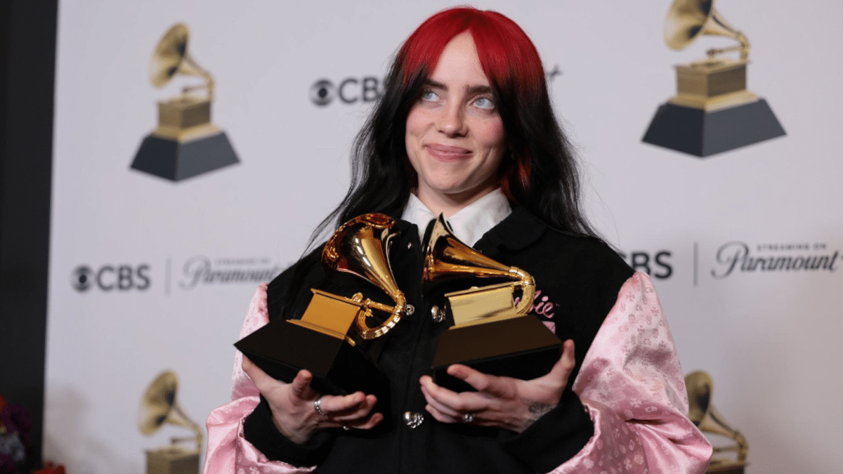 La cantante Billie Eilish posa con sus dos premios Grammy, este domingo en el Crypto.com Arena de Los Angeles.