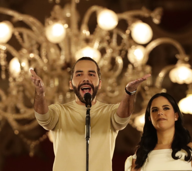 Bukele, el zar de la seguridad, arrasa en El Salvador y arremete contra la prensa española