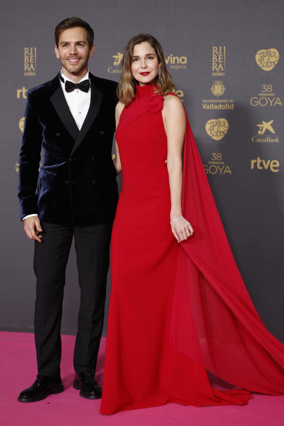 Los intérpretes Marc Clotet y Natalia Sánchez posan a su llegada a la ceremonia de entrega de la 38 edición de los Premios Goya.