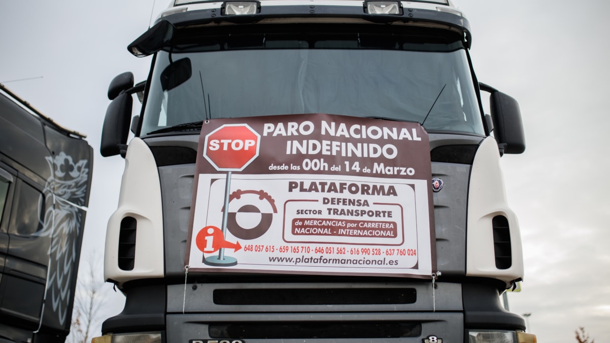 Una cabeza tractora con un cartel en el que se lee: 'Paro Nacional Indefinido', estacionada en las estacionadas en las inmediaciones del estadio Wanda Metropolitano