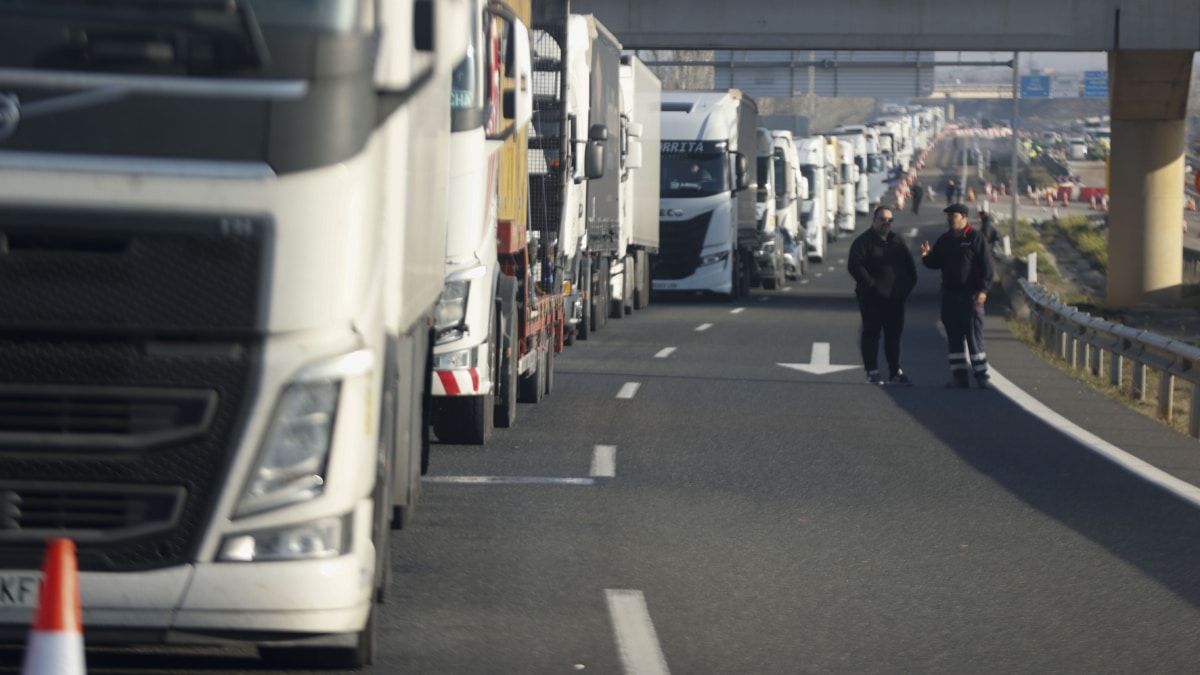 El Gobierno acuerda garantizar la circulación de camiones frente a las protestas y bloqueos de los agricultores