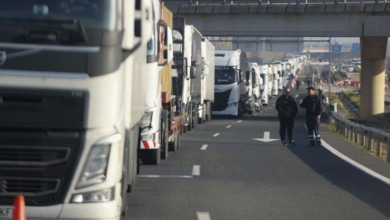 El Gobierno acuerda garantizar la circulación de camiones frente a las protestas y bloqueos de los agricultores