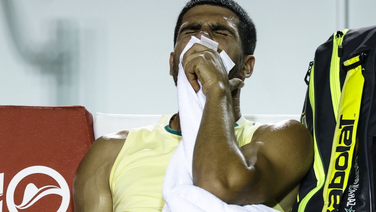 Carlos Alcaraz se duele tras lesionarse en Río de Janeiro (Brasil)