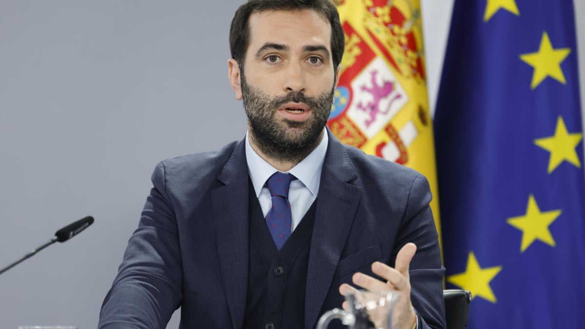 El ministro de Economía, Carlos Cuerpo durante la rueda de prensa posterior a la reunión del Consejo de Ministros, este martes en el Palacio de La Moncloa.