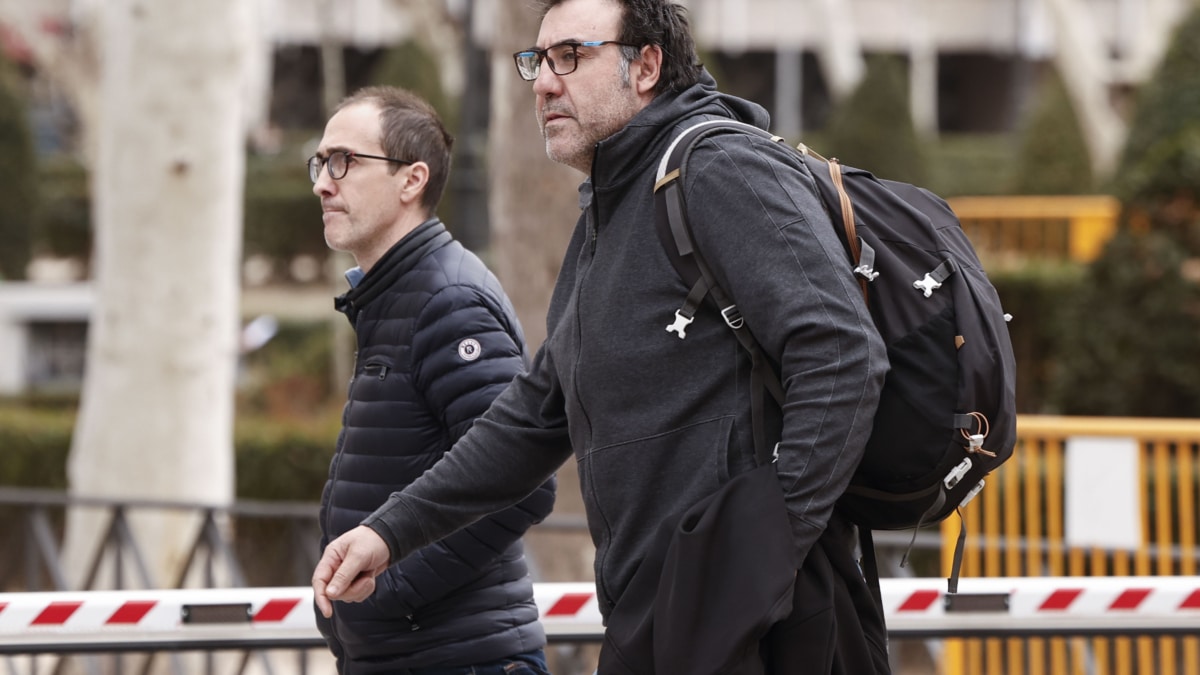 El empresario Íñigo Rotaetxe (i), junto al hermano de Koldo García (d), a la salida de la Audiencia Nacional este jueves.