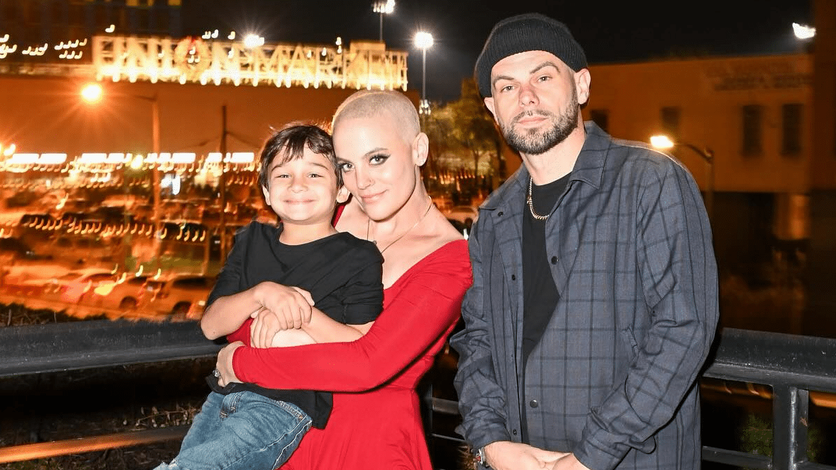 Cat Janice con su hijo Loren y su pareja, con quien se casó a principios de año.