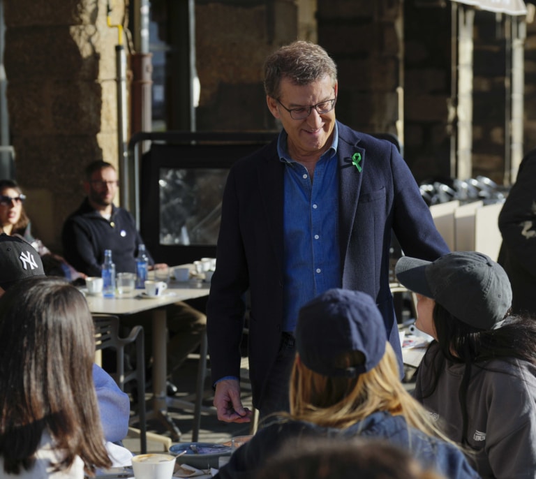 Feijóo aplaude el apoyo de Valencia a Cataluña: "Mientras ellos levantan muros, nosotros hacemos puentes"