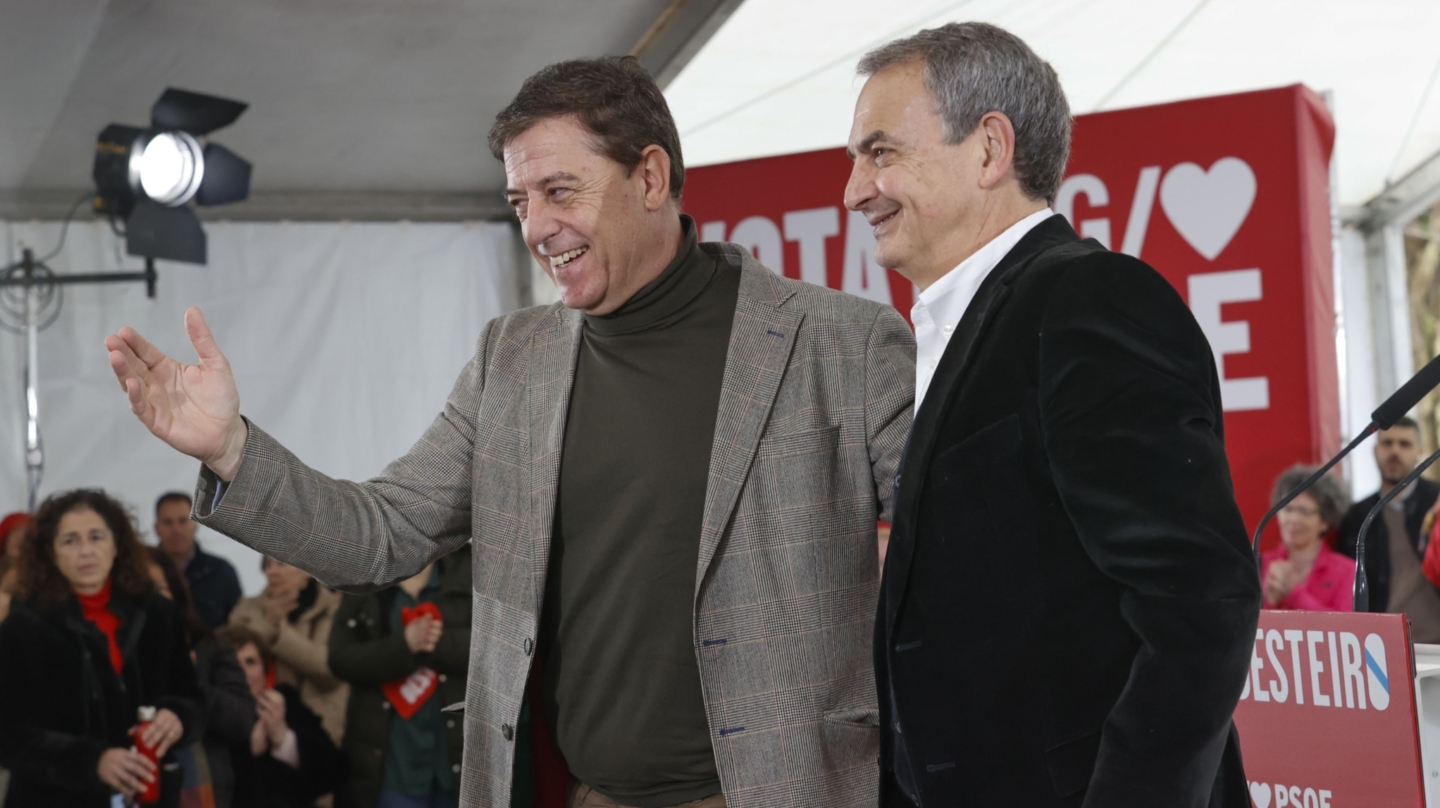 El candidato del PSdG a la Xunta, José Ramón Gómez Besteiro (i) acompañado por el expresidente del Gobierno José Luis Rodriguez Zapatero