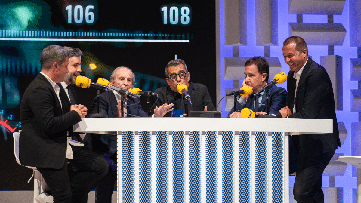 José María García y José Ramón de la Morena, mano a mano con Buenafuente de por medio y con Manu Carreño de árbitro en la gala del centenario de Radio Barcelona.
