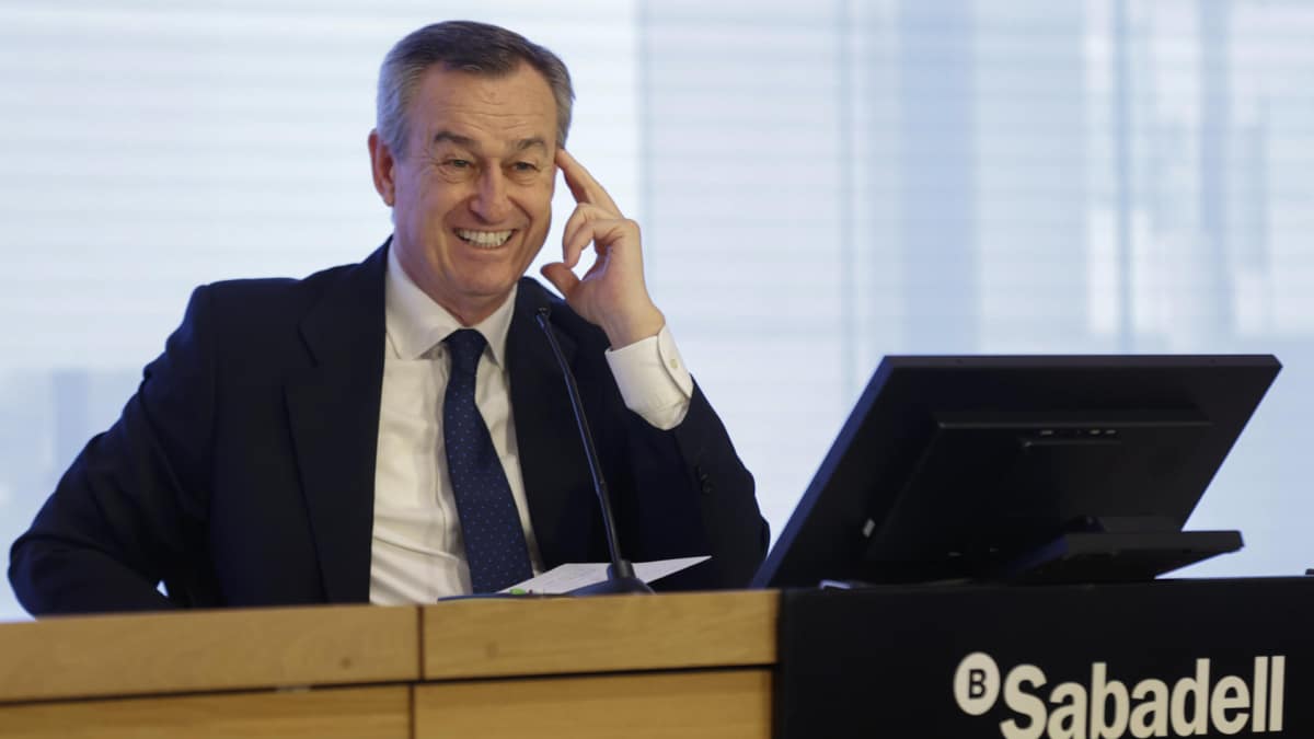 El consejero delegado de Banco Sabadell, César González-Bueno, durante la rueda de prensa de presentación de los resultados del ejercicio 2023.