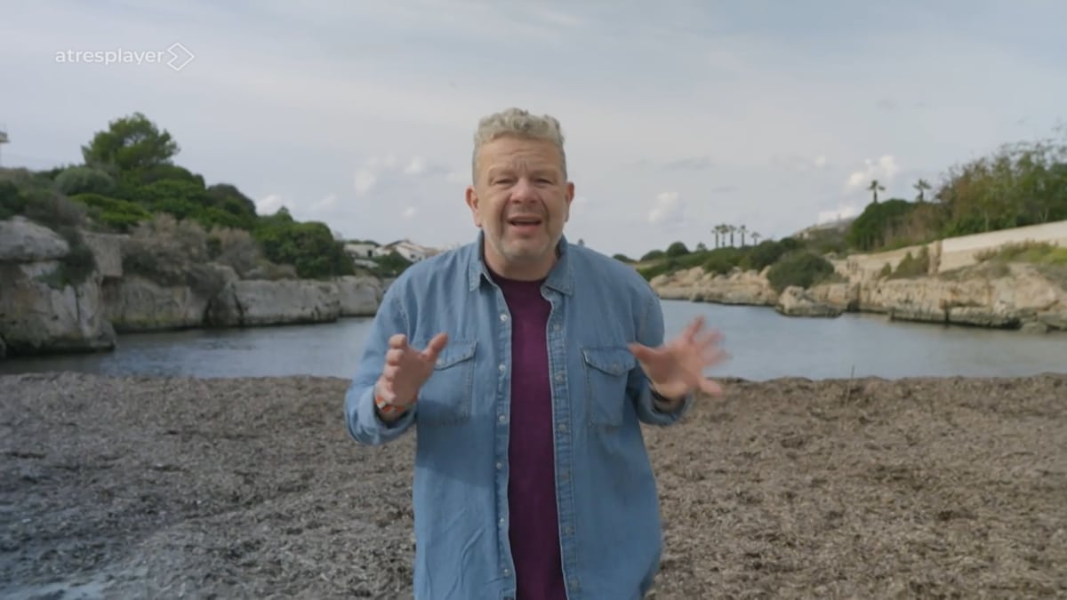 Alberto viaja a Chicote para descubrir en qué restaurante probar la mejor caldereta de langosta de Menorca