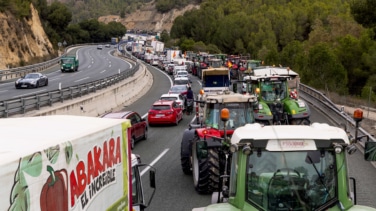 Los camioneros se enfrentan a los agricultores por las protestas "anárquicas" que bloquean las carreteras