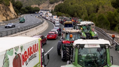 Los camioneros se enfrentan a los agricultores por las protestas "anárquicas" que bloquean las carreteras