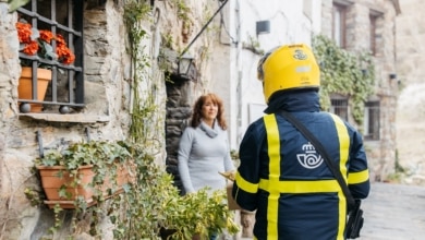 CaixaBank lanza junto a Correos un servicio telefónico de envío de dinero a domicilio