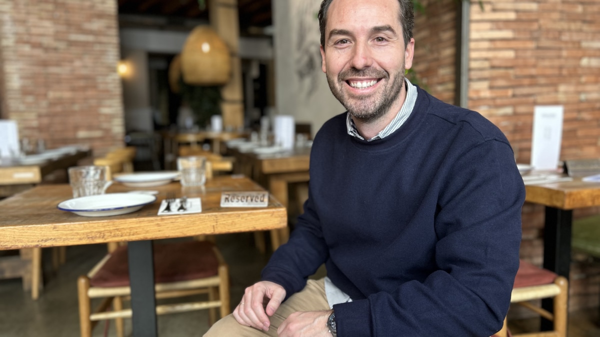 El fundador de CoverManager, José Antonio Pérez, en un restaurante.