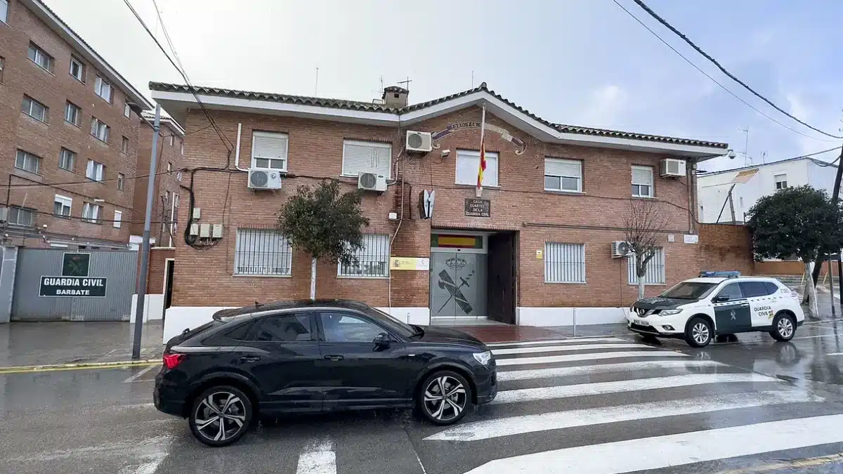 Exterior de la comandancia de la Guardia Civil de Barbate, con las banderas a media asta, el pasado sábado, por la muerte de dos agentes arrollados por la narcolancha