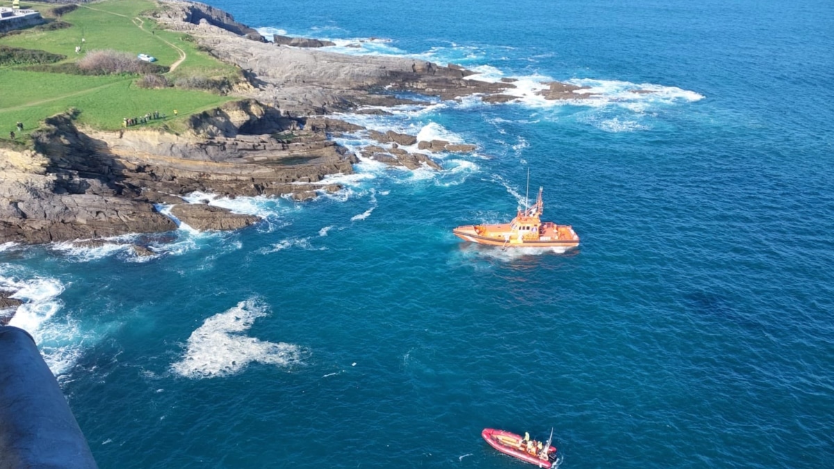 Servicios de emergencia trabajan en la mar para recuperar el cadáver avistado