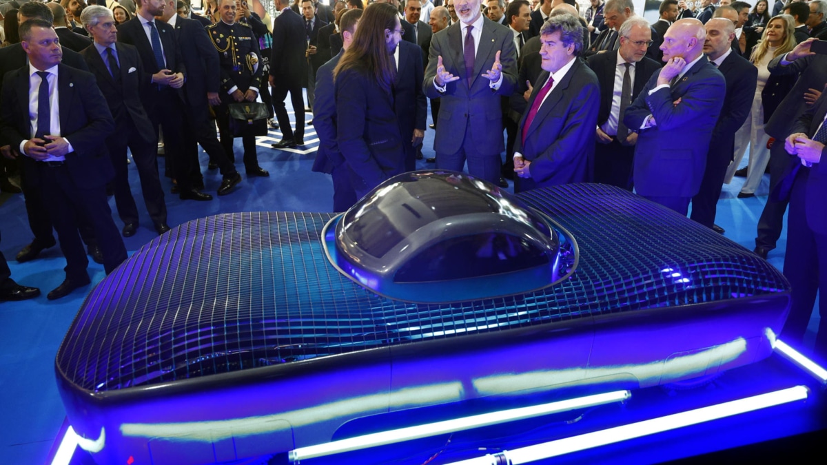 El rey Felipe VI observa un prototipo de un automóvil volador durante la jornada inaugural del MWC 2024, el principal congreso tecnológico del mundo, en Barcelona.