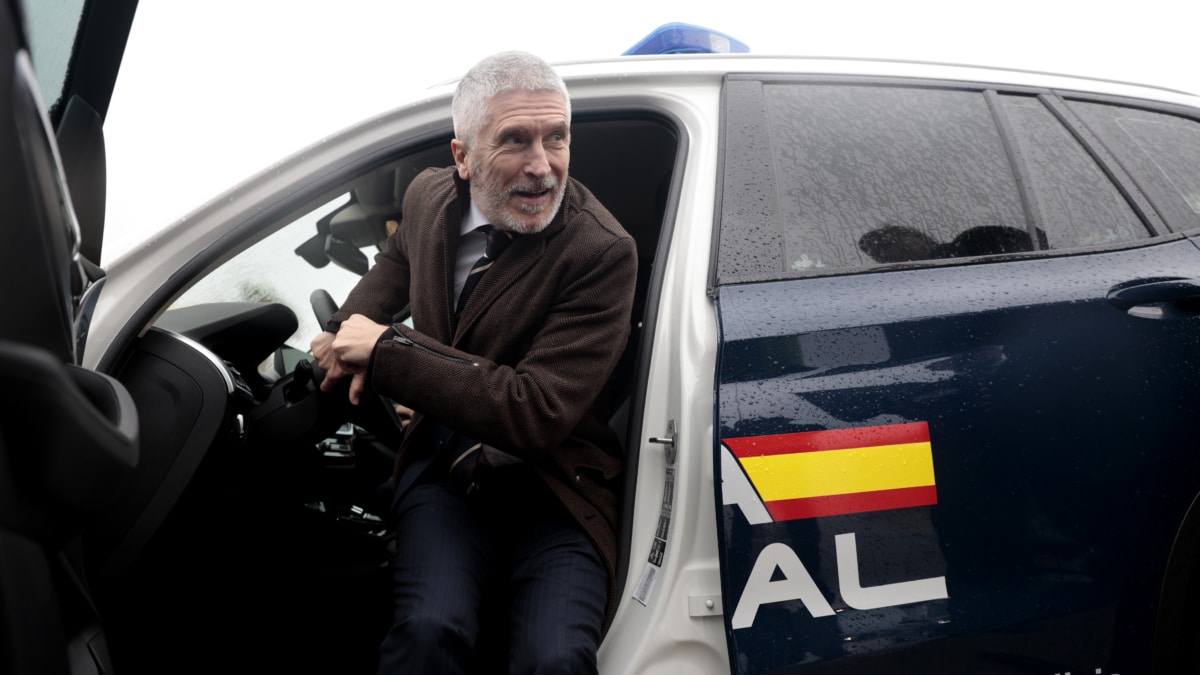 El ministro del Interior, Fernando Grande-Marlaska, sale de uno de los nuevos vehículos que han presentado la Policía Nacional en Algeciras.