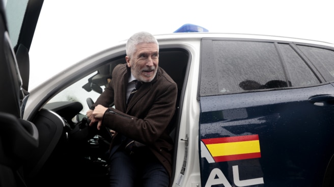 El ministro del Interior, Fernando Grande-Marlaska, sale de uno de los nuevos vehículos que han presentado la Policía Nacional en Algeciras.