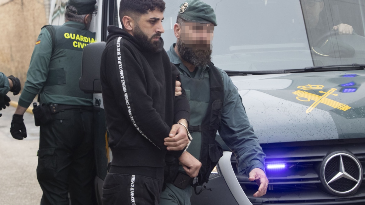 Agentes de la Guardia Civil llevan al Juzgado a uno de los detenidos en Barbate.