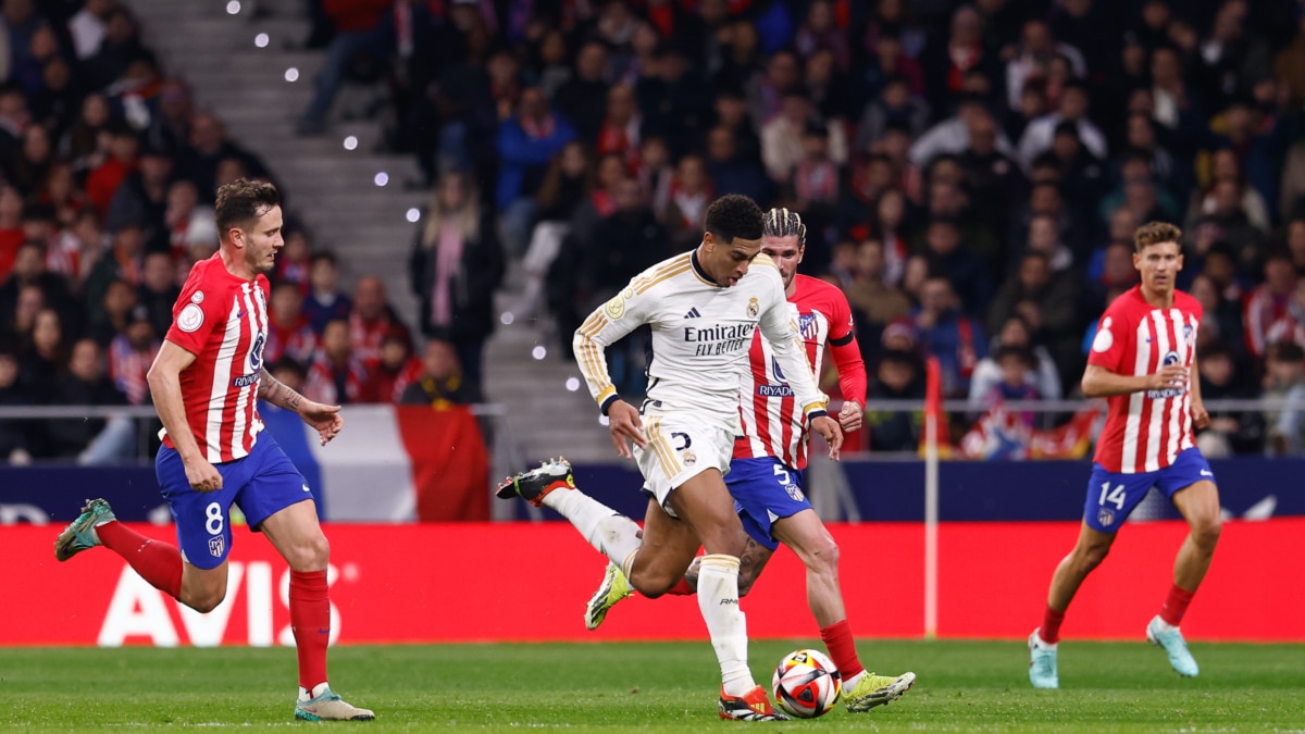 Jude Bellingham conduce un balón en un derbi frente al Atlético de Madrid en el Metropolitano