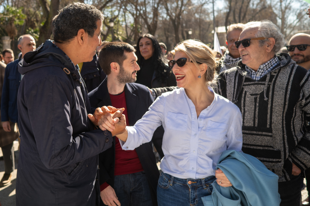 La vicepresidenta segunda del Gobierno, Yolanda Díaz (d), saluda al representante del Frente Polisario en España, Abdulah Arabi, durante la manifestación a favor de Palestina con el lema 'No a la impunidad.