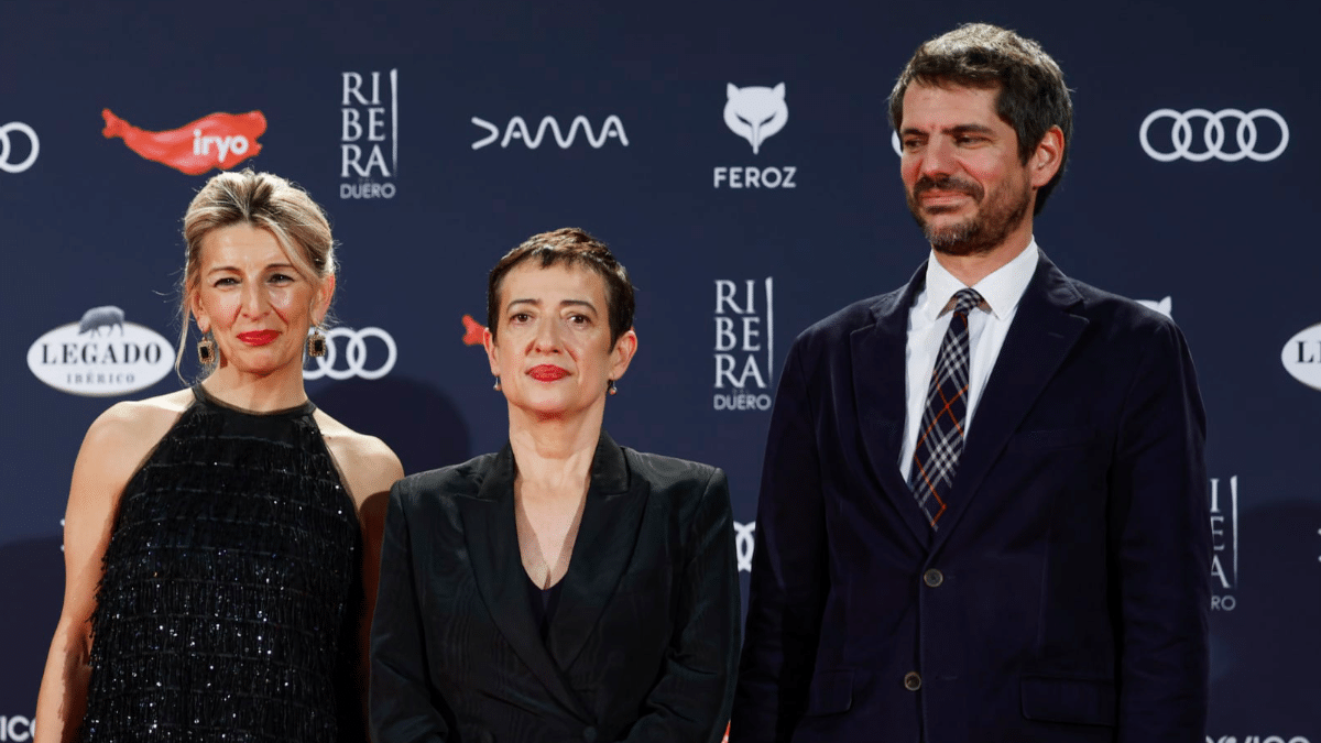 La vicepresidenta segunda del Gobierno, Yolanda Díaz, y el ministro de Cultura, Ernest Urtasun, con la presidenta de la Asociación de Informadores de Cine de España (AICE), María Guerra, en los últimos Premios Feroz.