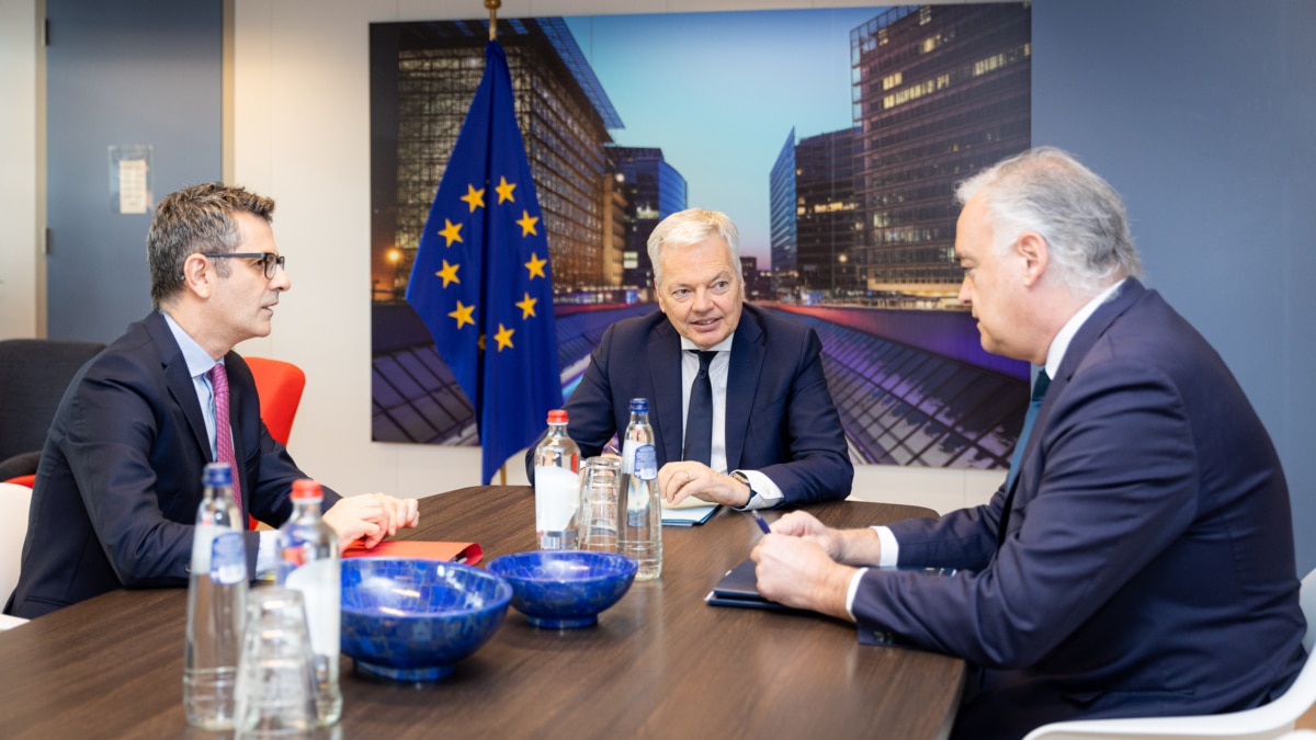 Didier Reynders, Félix Bolaños y Esteban González Pons durante una reunión en Bruselas